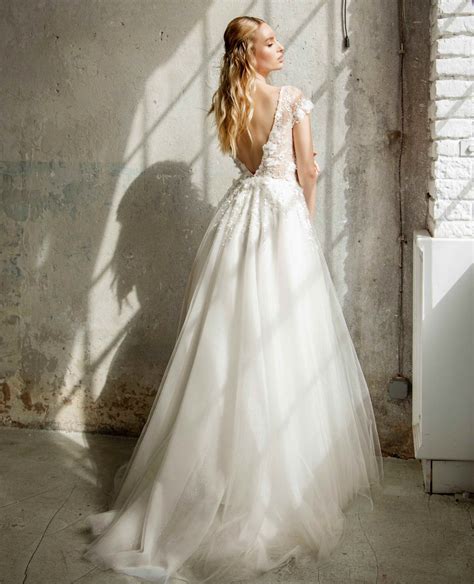 Detailný záber na precízne spracovanie svadobných šiat a jemné zdobenie