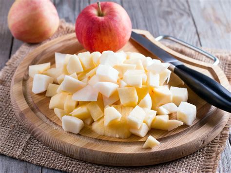 Podrvené jablká pripravené na lisovanie