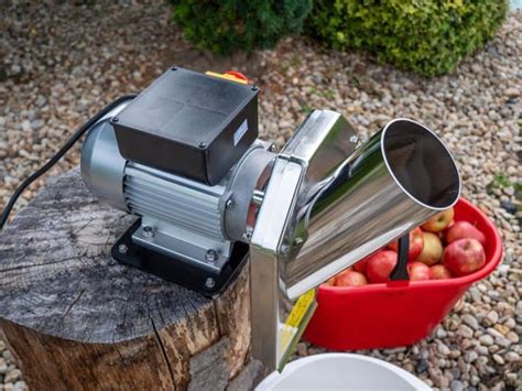 Príslušenstvo k lisu na ovocie: drvič, odstopkovač a nádoby