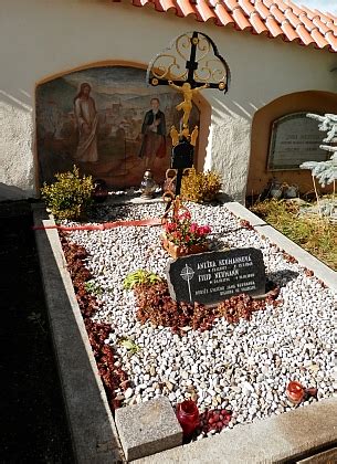Tematické foto: Upravený hrob s umelým trávnikom