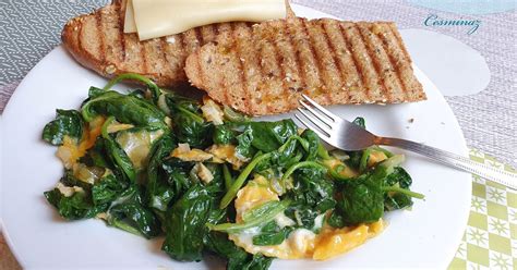 Koláž fotografií rôznych jedál zo špenátu (šalát, smoothie, cestoviny, koláč)