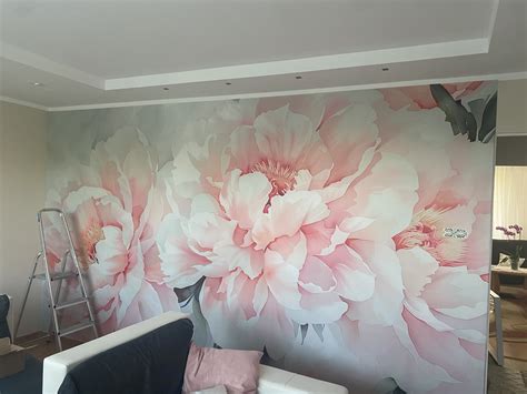 Detailný záber rozkvitnutej pivonky s lupeňmi