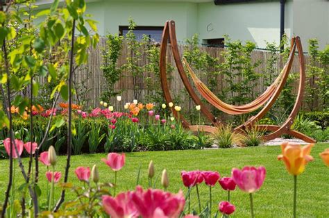 Ilustrácia elektrického kultivátora pracujúceho v malej záhrade