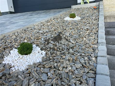 Koláž rôznych typov záhradných chodníkov (kôra, dlažba, kameň, drevo).