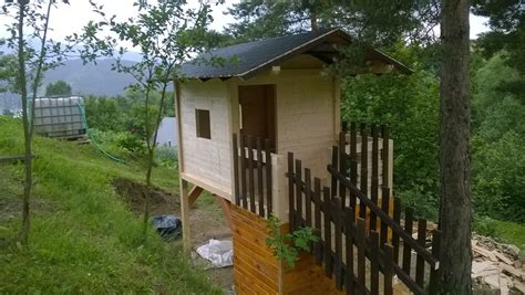 Ilustračná fotografia detského dreveného domčeka na záhrade