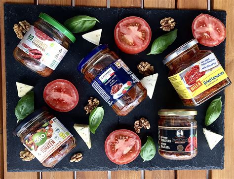 Kolekcia pohárov s rôznymi konzervovanými cesnakmi - v soli, v oleji a v octe