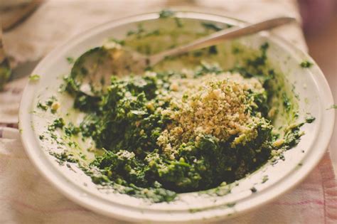 Pesto z medvedieho cesnaku v miske