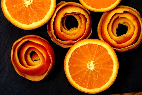 Obrázok domácej sviečky vyrobenej z pomarančovej kôry a oleja