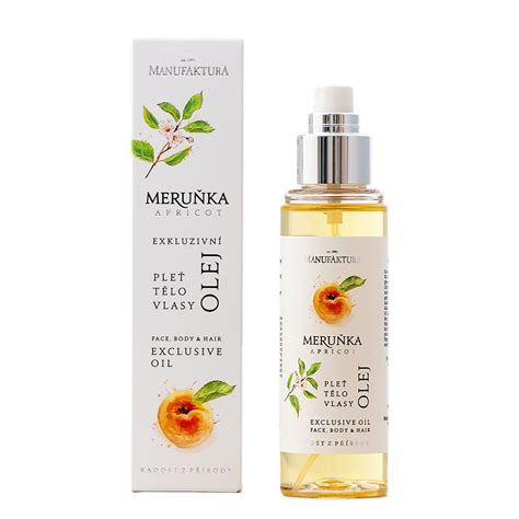 Tematické foto: spokojná žena aplikujúca prírodný olej na pleť