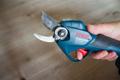 Produktové foto: Akumulátorové nožnice Bosch Pro Pruner pri práci