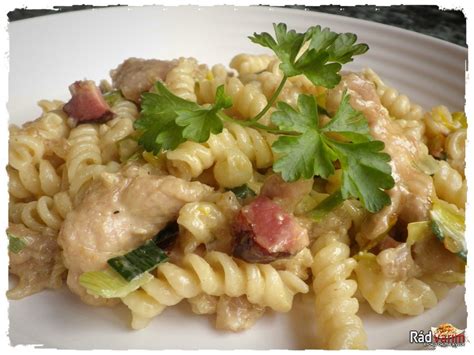 miska smotanových špagiet s pórom a kuracím mäsom