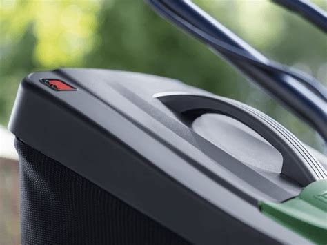 Ilustračná fotografia akumulátorovej kosačky Bosch AdvancedRotak s detailom na rukoväť a zberný kôš.