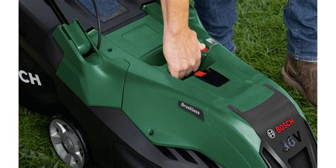 Grafické znázornenie porovnania hladiny hluku Bosch AdvancedRotak s bežnými kosačkami.