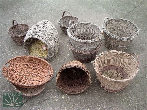 Tematické foto: prútené košíky v záhrade