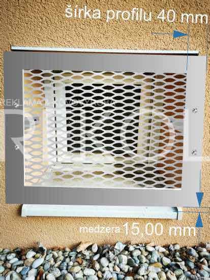 detail ventilačnej mriežky na plechovom záhradnom domčeku