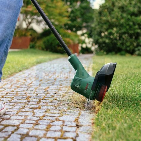 Produktové foto akumulátorovej strunovej kosačky Bosch EasyGrassCut 18V-230 v akcii