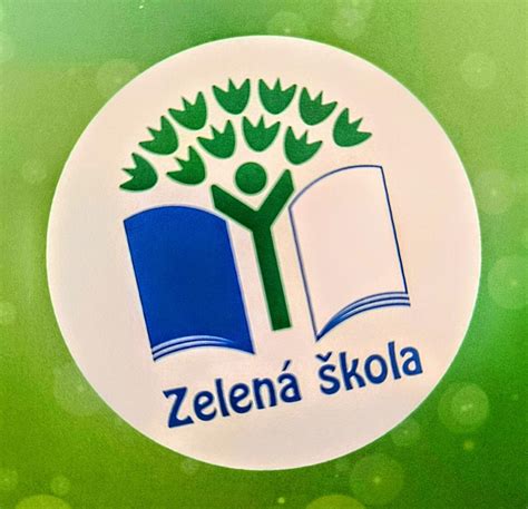 Vlajka Zelenej školy umiestnená na školskej chodbe