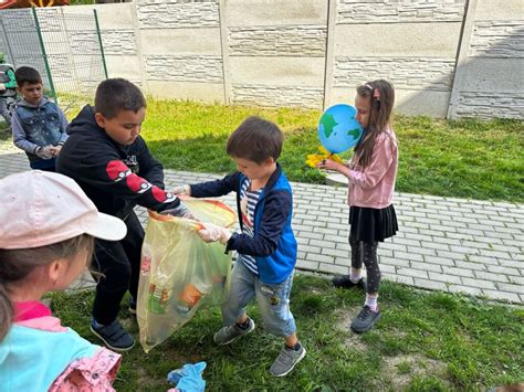 Žiaci zbierajúci odpad počas Dňa Zeme