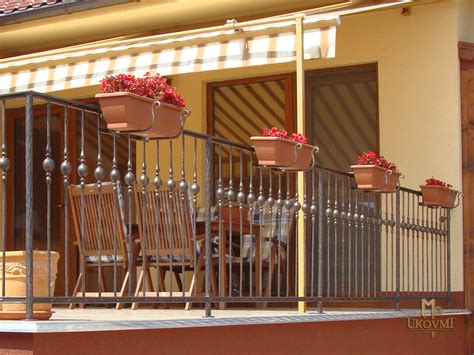Schéma umiestnenia truhlíkov na parapete a balkónovom zábradlí pre maximálne využitie priestoru