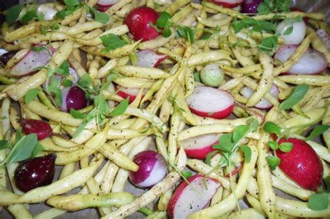 Pečené žlté fazuľové struky s redkvičkou, cibuľkou a cesnakom na plechu