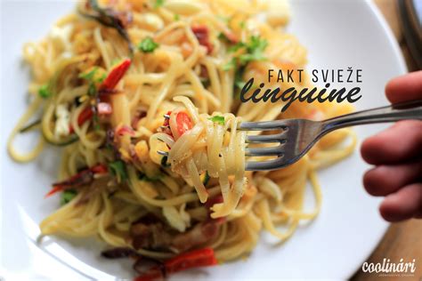 ilustrácia taniera s jedlom ochuteným citrónovou kôrou