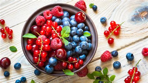 koláž fotografií rôznych ovocných kríkov (ríbezle, maliny, čučoriedky, egreše)