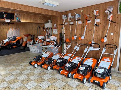 Široký sortiment záhradnej techniky vrátane malotraktorov a nožníc