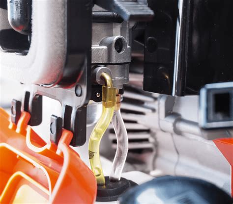 Technik opravujúci motor záhradnej kosačky
