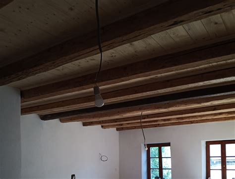 Drevené trámy a kovové časti lisu na ovocie