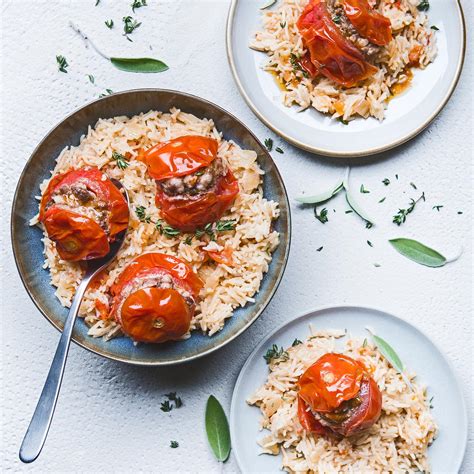 Záber na hotové plnené rajčiny so syrovou penou, elegantne naaranžované na tanieri