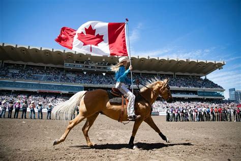 Scéna z Calgary Stampede s jazdcami na koni