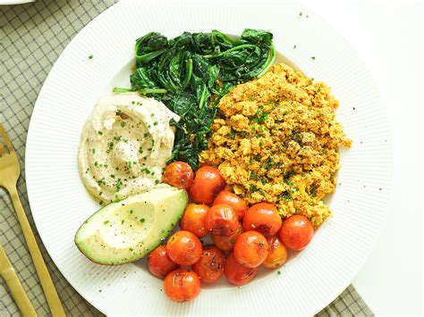 Tanier s tradičným kanadským jedlom poutine