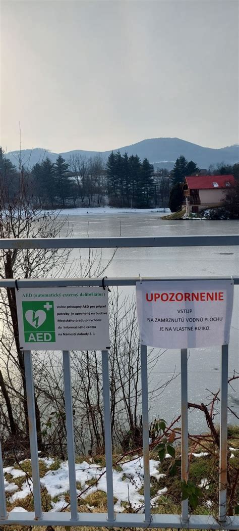 Upozornenie na environmentálne riziko spojené s používaním starých železničných podvalov v záhradách.