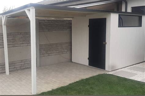 Detailné zábery rôznych materiálov záhradných domčekov (plech, plast, drevo)