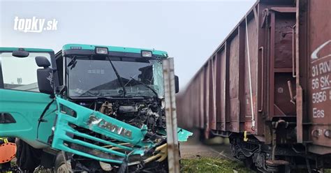 Ilustračná fotografia nákladného auta s terénnym Moffetom pri vykládke palety