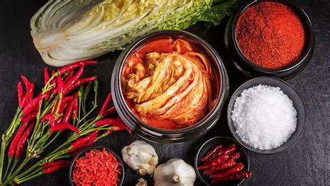 Detailný pohľad na čerstvé ingrediencie na prípravu kimchi: pekinská kapusta, mrkva, jarná cibuľka, cesnak, zázvor a červená paprika