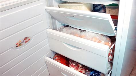 Porovnávacia infografika odrôd kaki podľa ich vlastností (chuť, tvar, doba dozrievania).