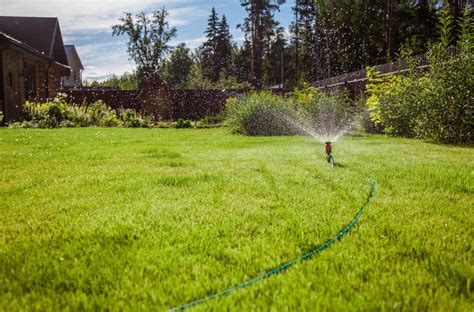 Zdravý a svieži trávnik zavlažovaný systémom Toro