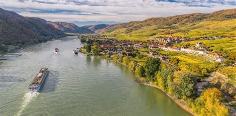 Tematické foto: rieka Dunaj a hrozno Dunaj