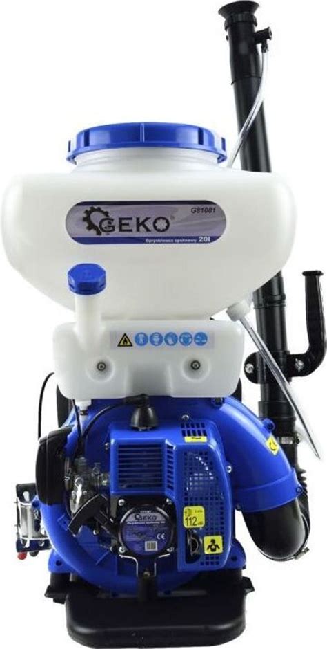 Ilustrácia rôznych typov záhradných postrekovačov - ručný, akumulátorový, motorový