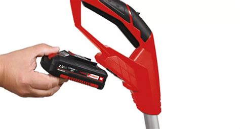 Ukážka akumulátorovej rotačnej kosačky v akcii v záhrade.