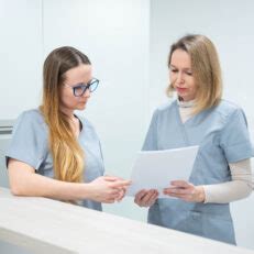 Ilustrácia: Konzultácia pacienta s lekárom o dávkovaní lieku