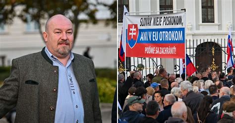 Tematické foto s podpisovými hárkami a krabicami pred Prezidentským palácom