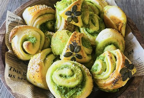 Ilustrácia medveďa vychádzajúceho zo zimného spánku s medvedím cesnakom