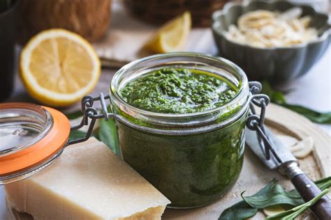 Fotografia rôznych produktov z medvedieho cesnaku: pesto, nátierka, sušený