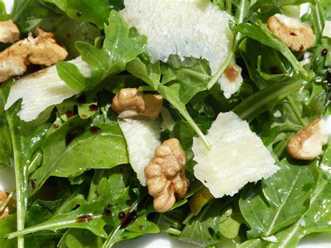 Ilustračné foto čerstvej rukoly s charakteristickými vykrajovanými listami