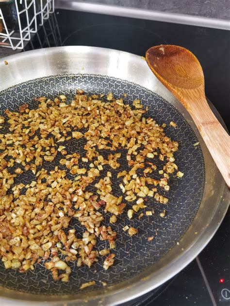 Cesnak sa pomaly opeká na panvici na nízkom ohni