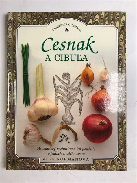 Cibuľa a cesnak v košíku na rustikálnom pozadí