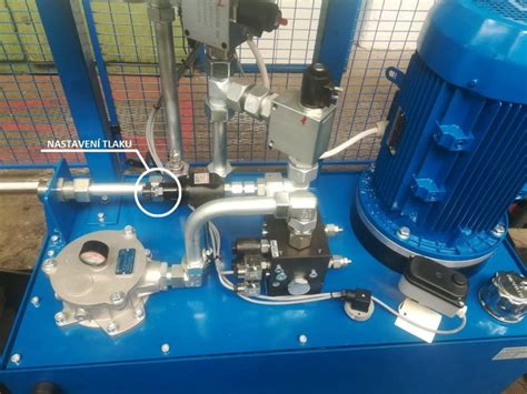 detail hydraulického lisu s ovocím