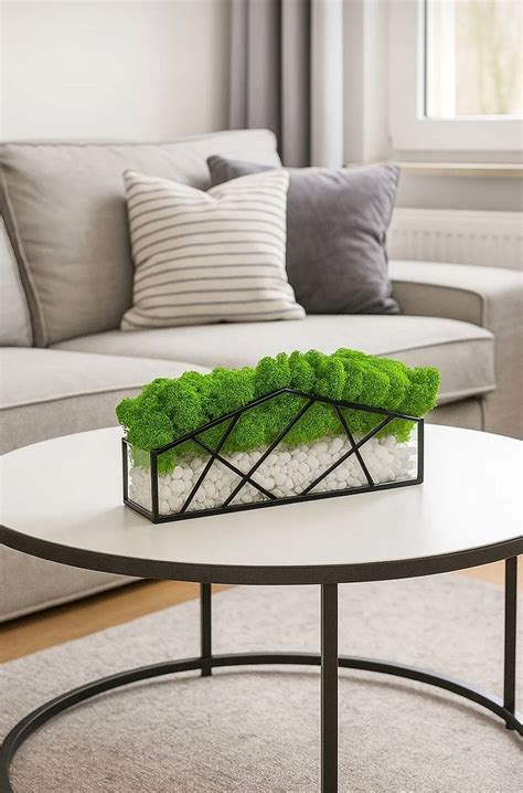 Záhrada s kvitnúcimi bielymi kríkmi a trvalkami